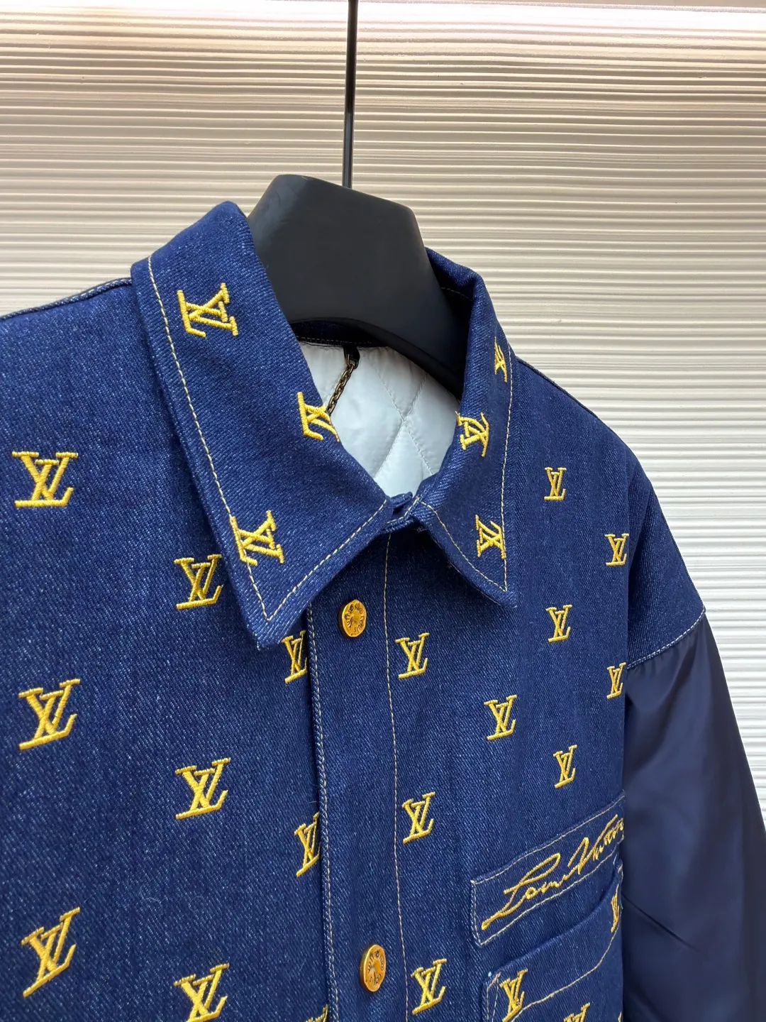 LOUIS VUITTON Full-frame embroidered denim splicing cotton jacket ●Original version: Purchased and developed for 29300 ●Item number: 1681690-B50 ●Material: twill denim cotton fabric ●Technology: embroidery production ●Color: royal blue ●Version: fitted version ●Weight: about 940 grams ●Size: 46-48-50-52 ●Description: Made of 10*10 count twill denim cotton, 11 ounces, 360 grams. Sleeves are woven, 50% cotton, 50% polyester. The lining is made of high-density rayon lining with 1400-wash cotton. The thread adopts 1*1 pure cotton 16 count double yarn thread. The access control button is made of electroplated brass four-button buckle, and the surface is electroplated with black oil and treated with black characters. The collar bar is electroplated brass and aged. The embroidery uses computer positioning embroidery technology. There are hundreds of embroidery logos on the front of the whole piece. The plate is adjusted 6 times. The printing fee is more expensive than clothes. The entire piece of clothing is aligned on the front, left, and back. The denim fabric is cut and washed from cloth, so that each cut piece is evenly colored. 1:1 high restoration. This baseball jacket is a clever update on a classic men's silhouette. The denim body is fully embroidered with the LV Blason pattern, and the handwritten Louis Vuitton logo is placed on the chest pocket to highlight the brand's identity. Nylon sleeves and rib elements collide with dynamic vitality, and the quilted lining has hidden functions that can easily transcend seasonal changes. The overall wiring is straight and delicate, the fabric is comfortable and soft, and the color is consistent without color difference. It can be matched with the same style to create a fashionable look and control various occasions. Customized accessories, complete with three standards, same style for men and women!